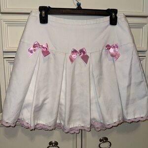 Sweet Society Pleated white skirt with pink bow details